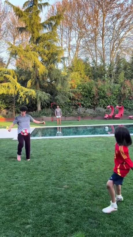 馬塞洛和兒子隔水相傳！大兒子腳法有點東西的！