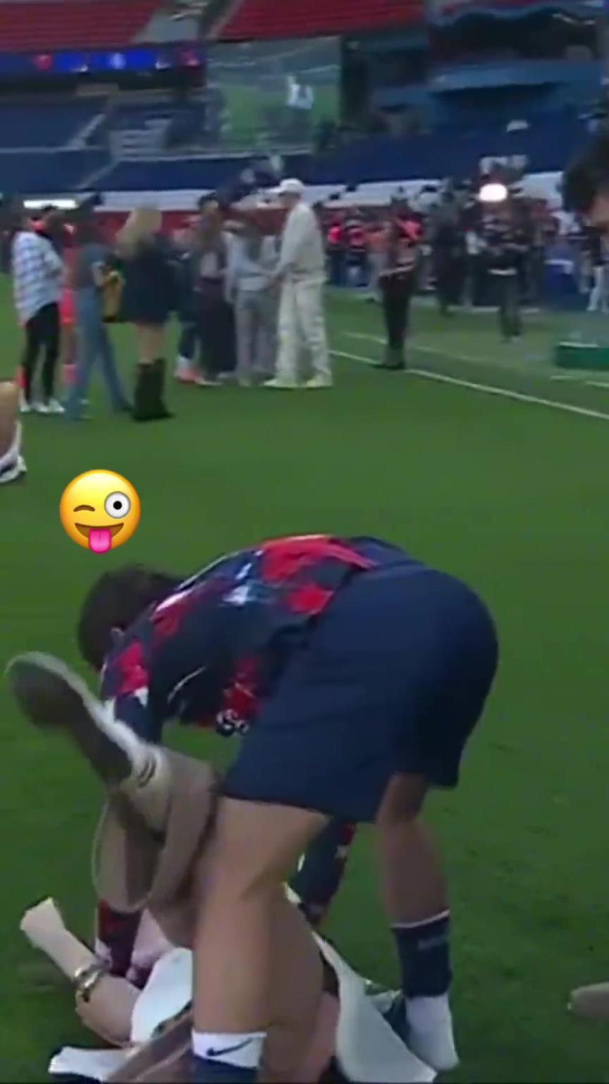 玩這么花??？內(nèi)維斯在家人面前把自己女友按倒在地