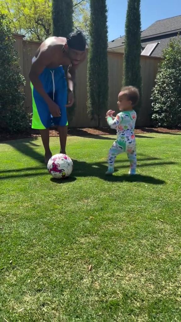 足球要從娃娃抓起！SGA帶娃踢足球，小孩摔倒時(shí)鼓掌“嘲笑”！